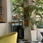 The Blue Bottle Central Apartment *