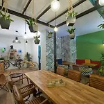 The Blue Bottle Central Апартаменты *